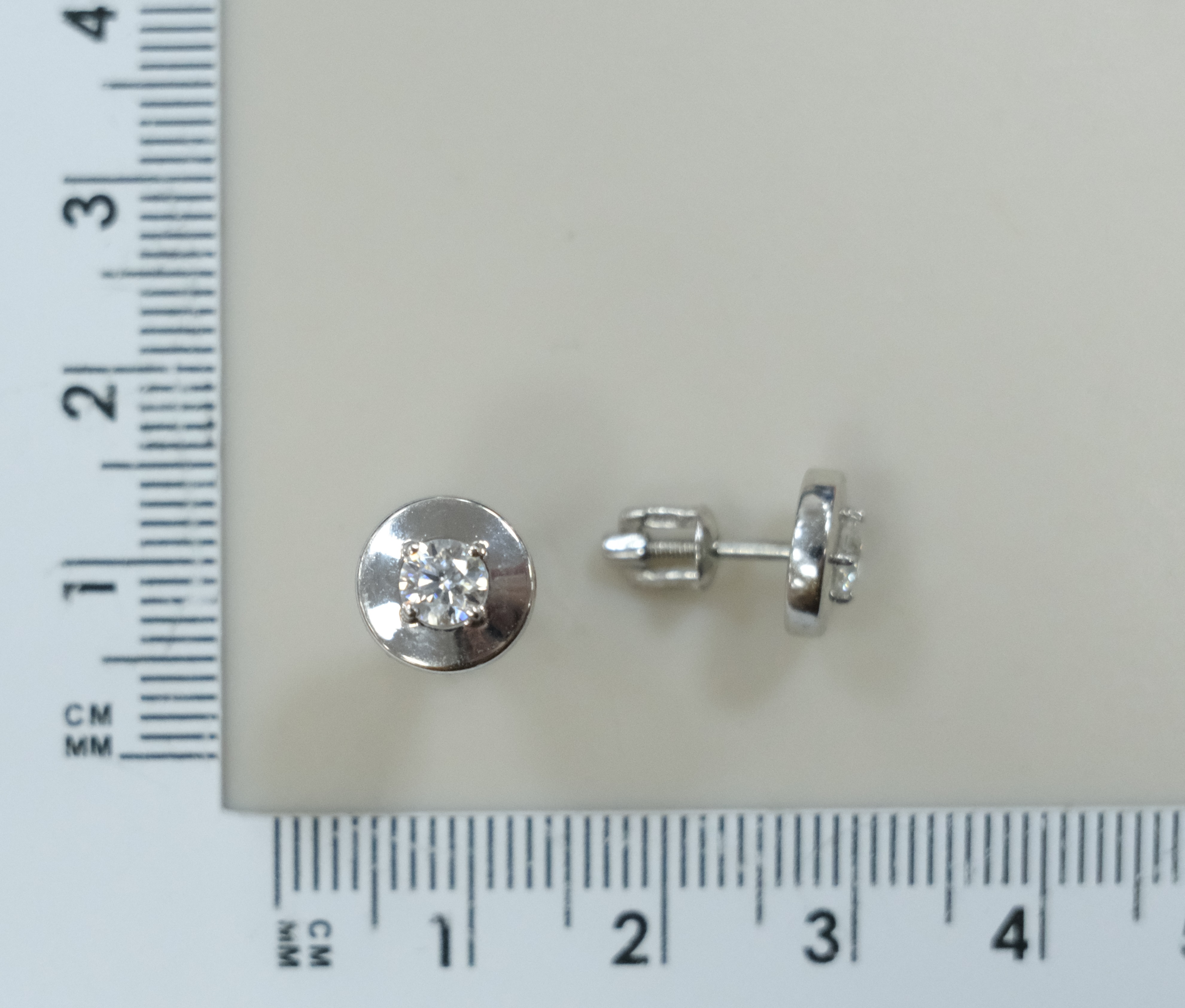 Серебряные серьги-пусеты с муассанитами